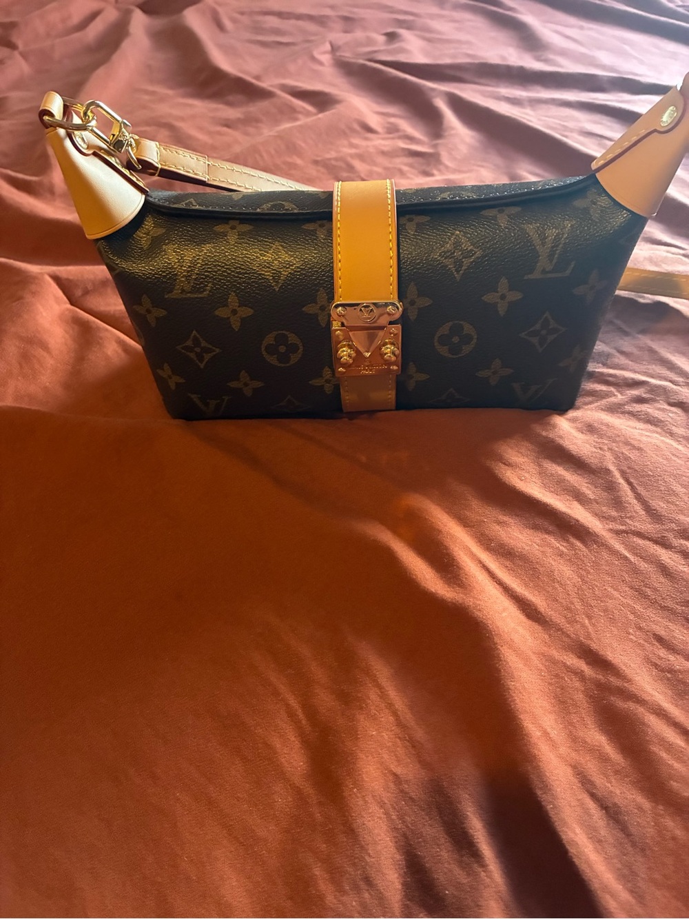 LV Pochette Mia